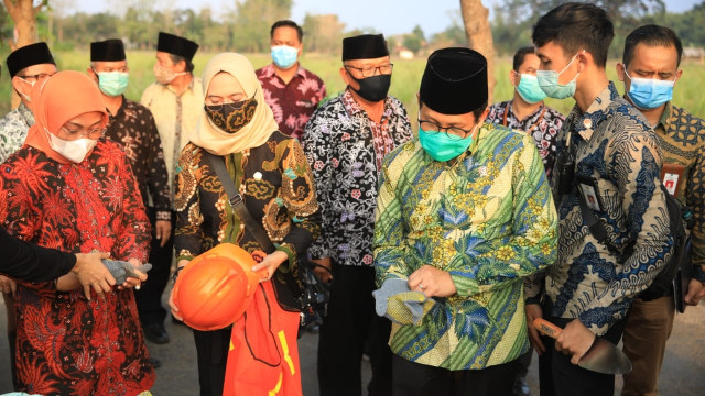 Mendes PDTT Abdul Halim Iskandar dan Menaker Ida Fauziyah saat berikan bantuan karya produktif di Tuban, Jawa Timur. Foto: Dok. Istimewa