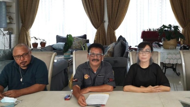 Wartawan senior Ilham Bintang (tengah) segera mendaftarkan gugatan perdata terhadap 2 korporasi yakni PT Indosat Ooredoo dan Commonwealth Bank ke pengadilan. Foto: Dok. Istimewa
