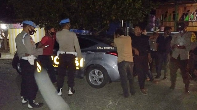 Sejumlah polisi di lokasi anggota DPRD Jeneponto Sulsel yang dibacok parang, di Mannuruki, Kelurahan Bontotangnga, Kecamatan Tamalatea, Kabupaten Jeneponto, Sabtu, (24/10). Foto: Dok. Istimewa