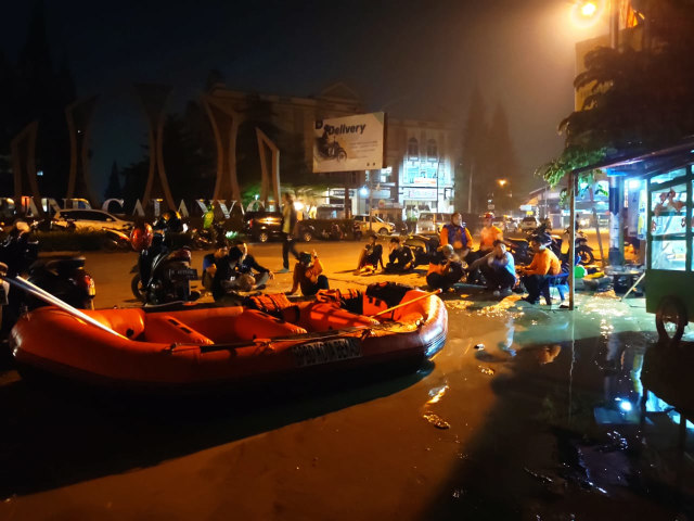 Persiapan petugas BPBD Kota Bekasi evakuasi warga terdampak banjir dengan perahu karet. Foto: Dok. BPBD Kota Bekasi