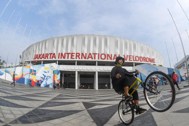 Warga bersepeda di Jakarta International Velodrome, Rawamangun, Jakarta. Foto: M Risyal Hidayat/Antara Foto