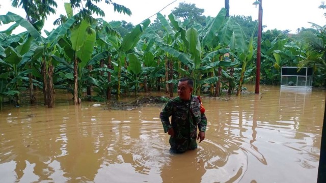 Angota TNI di lokasi banjir di Sawangan Baru, Depok. Foto: Dok. Istimewa