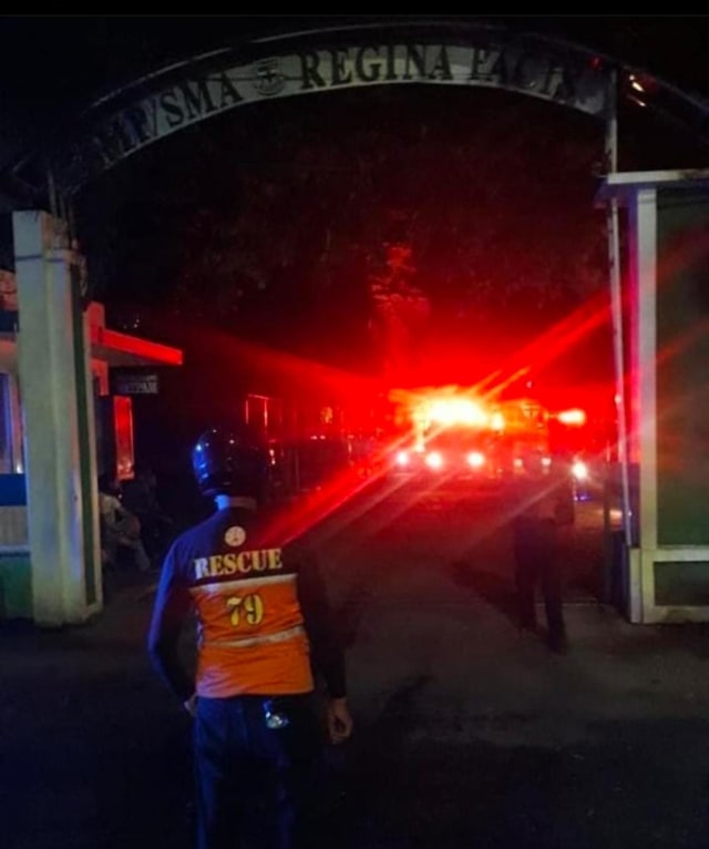 Kebakaran terjadi di SMA Regina Pacis Ursulin Surakarta pada Sabtu malam (24/10). Diduga penyebab kebakaran tersebut dari korsleting listrik pada AC di salah satu ruangan hingga menyebabkan ruang UKS dan kantin sekolah habis terbakar
