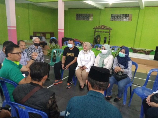 Anggota DPRD Provinsi Jawa Barat dari Fraksi Gerindra, Tina Wiryawati saat berdiskusi bersama masyarakat Desa Cikaso Kabupaten Kuningan, jabar. (Ciremaitoday)
