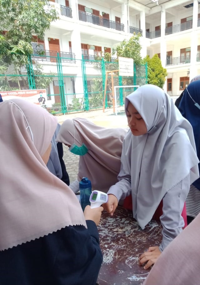 Santri Dayah Terpadu Inshafuddin di Banda Aceh menjalani pemeriksaan suhu tubuh. Foto: Ustaz Muhammad Syukri untuk acehkini
