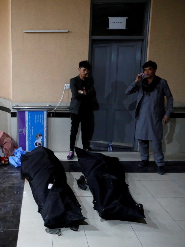 Suasana di rumah sakit setelah bom bunuh diri di Kabul, Afghanistan, Minggu, (24/10). Foto: Mohammad Ismail/Reuters