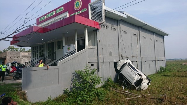 Pengedara mobil Toyota Rush menabrak gedung kantor Persatuan Perawat Nasional Indonesia di Kabupaten Blora. Foto: Dok. Istimewa