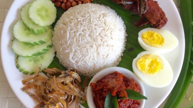 Viral penjaga warung nasi lemak di Malaysia digaji Rp6,3 juta sebulan. (Foto: Twitter/@FoodViralMY)