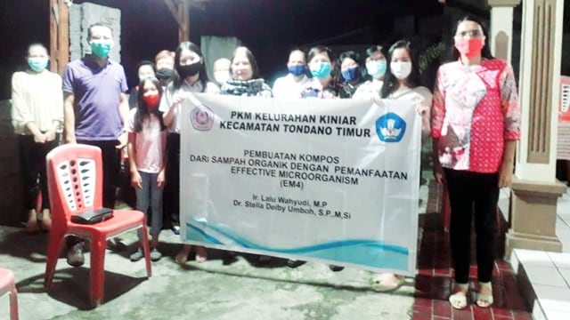 Para dosen dan warga di Kelurahan Kiniar, Kecamatan Tondano, berfoto bersama usai kegiatan PKM FMIPA, Unsrat