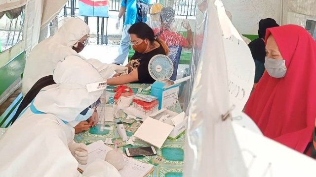Petugas medis menggunakan Alat Pelindung Diri (APD) melayani warga melakukan pemeriksaan kesehatan di Puskesmas kota, Tolitoli, Sulteng. Foto: Moh. Sabran/PaluPoso