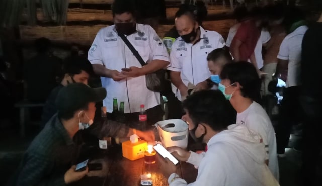 Razia Narkoba, Polresta Solo Dapati Tempat Hiburan Abaikan Protokol Kesehatan (2221)