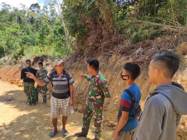 Warga berbincang dengan Satgas TMMD Sintang ketika melintas di jalan yang dibangun oleh Satgas TMMD Kodim Sintang tahun 2020.(Foto: Pendim Sintang)