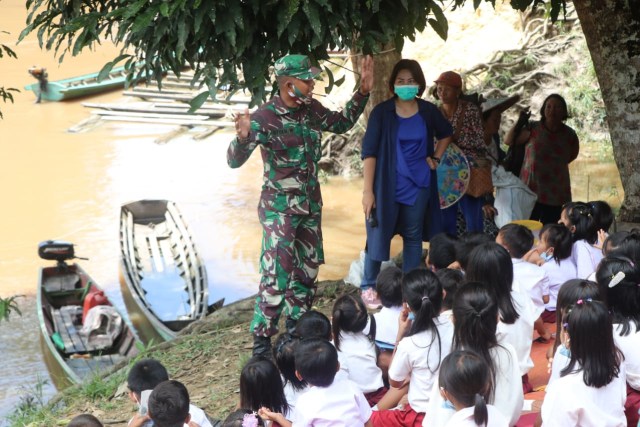 Personel TMMD Sintang bernyanyi bersama siswa SD Negeri 41 Kebangkak, Kecamatan Ketungau Tengah. Kahadiran TNI di perbatasan meninggalkan kesan positif bagi warga perbatasan.(Foto: Pendim Sintang)