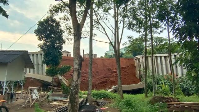 Turap Perumahan GDC Cluster Catleya, Kecamatan Cilodong yang runtuh saat terjadi hujan deras, Minggu (25/10). Foto: Dok. Istimewa