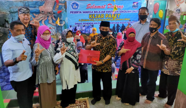 Kepala Disdikbud Kota Tegal Ismail Fahmi menyerahkan alat tulis secara simbolis saat melaunching Sekolah Laut PKBM Sakila Kerti, Sabtu (24/10/2020)
