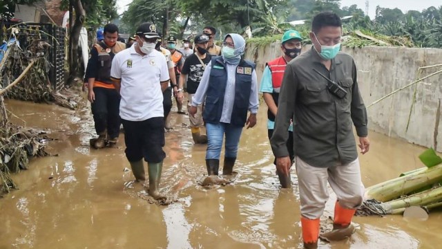 Bupati Bogor Ade Yasin meninjau lokasi banjir di Perumahan Villa Nusa Indah, Desa Bojong Kulur, Gunung Putri,  Minggu (25/10). Foto: Dok. Istimewa