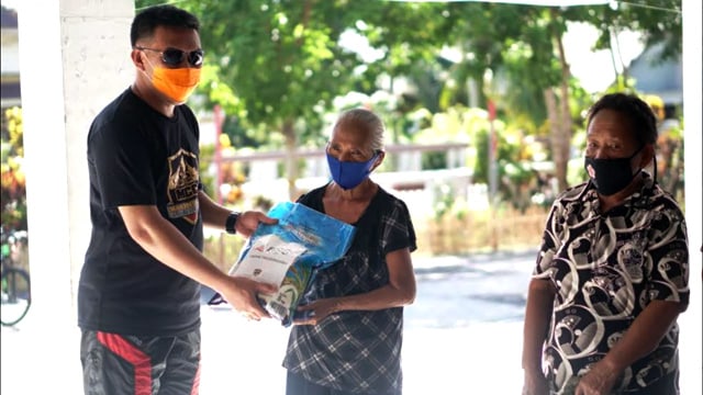 Kepala Dinas Komunikasi dan Informatika, Jacson Baginda, menyerahkan bantuan beras untuk warga terdampak corona di Pulau Tagulandang, Kabupaten Sitaro, Sulawesi Utara