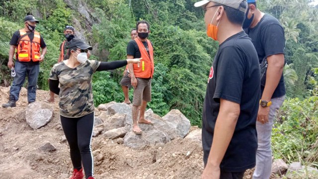 Bupati Sitaro, Evangelian Sasingen melakukan inspeksi lokasi pembangunan jalan lingkar utara (jalingkut), di Kecamatan Siau Timur bagian Utara, Kepulauan Siau
