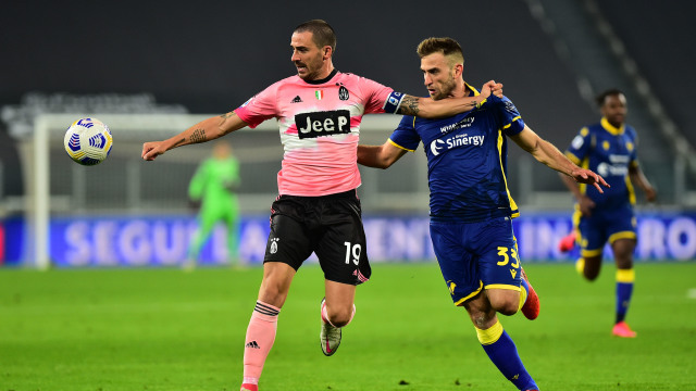 Leonardo Bonucci dari Juventus beraksi bersama Alan Empereur dari Hellas Verona. Foto: MASSIMO PINCA/REUTERS