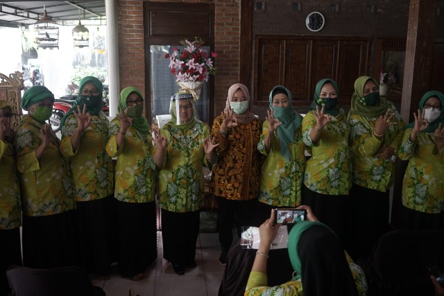 Kustini Sri Purnomo berfoto bersama Himpunan Ahli Rias Pengantin Indonesia (Harpi) 'Melati' DPD DIY. Foto: Istimewa.