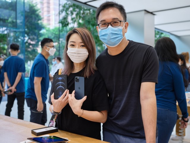 Ini Para Pembeli Pertama Iphone 12 Di Singapura Kumparan Com