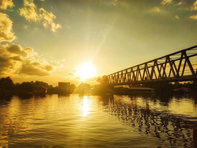 Sunset di jembatan Pangkalan Bun-Kotawaringin Lama. Foto: Rendyk