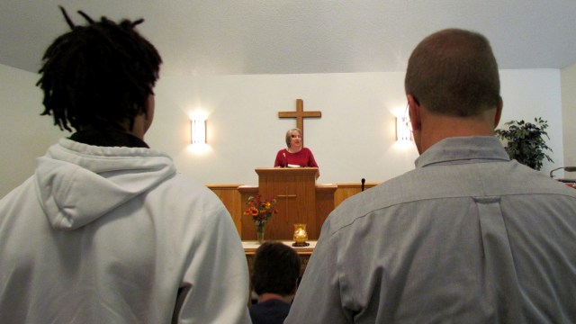 Ilustrasi orang berdoa di Gereja di Amerika Serikat. Foto: Shutter Stock
