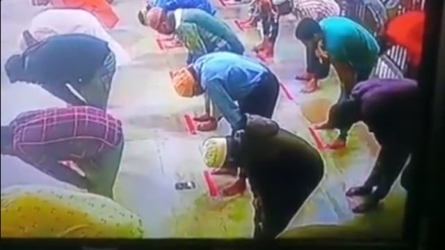 Busuk, Pria Curi HP saat Salat Berjamaah dan Kabur ketika yang Lain Sujud (132221)