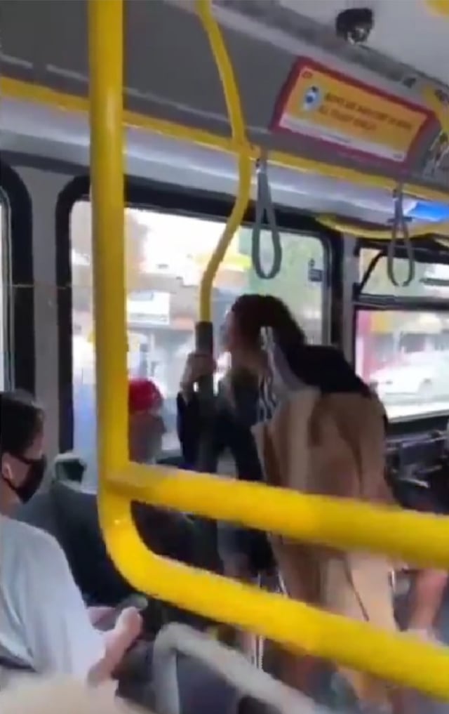 Viral seorang wanita di Kolombia ludahi seorang pria di dalam bus. (Foto: Instagram/@energisolo)