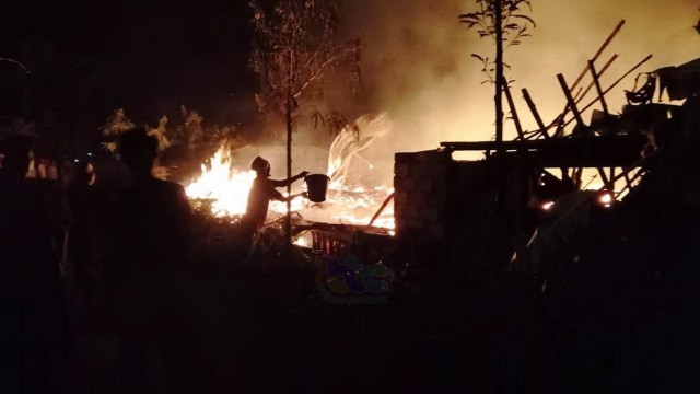 Situasi kebakaran 6 unit rumah di Dukuh Ngreco Desa Botoreco Kecamatan Kunduran Kabupaten Blora, Senin (26/10/2020) 