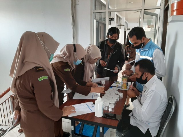 Para pegawai Kejaksaan Negeri Kuningan menjalani tes urine, Senin (26/10/2020). (Andri Yanto)