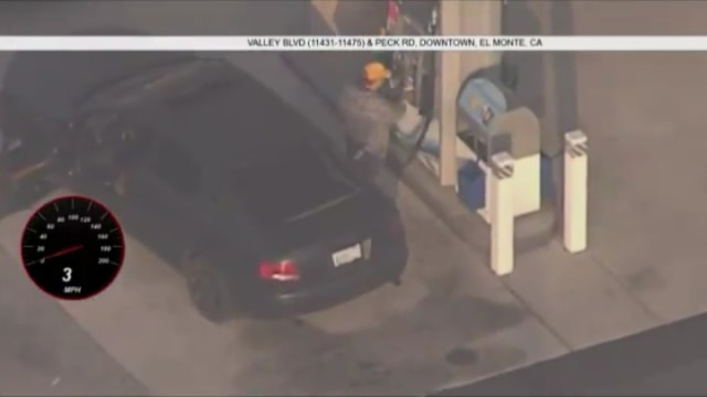 Viral aksi kocak maling di California, Amerika Serikat, sempat-sempatnya isi bensin saat dikejar polisi. (Foto: Twitter/@NBCLA)