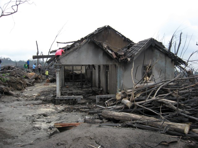 Erupsi Dahsyat Gunung Merapi 26 Oktober 2010. Foto: wikipedia