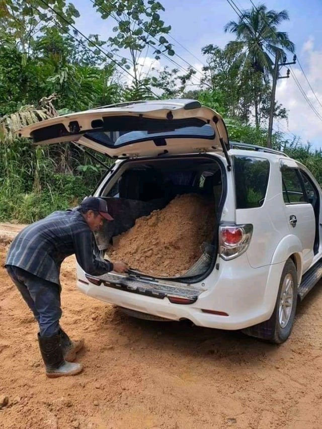 Viral mobil Toyota Fortuner di Aceh digunakan untuk angkut tanah bikin warganet terheran-heran. (Foto: Facebook/Muksin Malaya) 