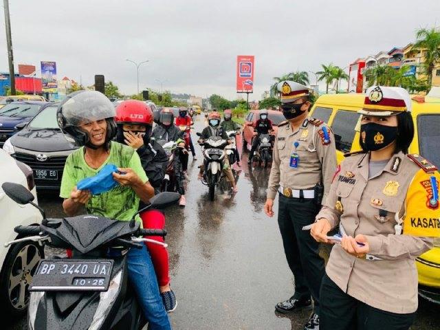 Kasat Lantas Polresta Barelang, Kompol Yunita Stevani membagikan stiker saat hari pertama Operasi Zebra 2020. (Foto: Yude/batamnews)