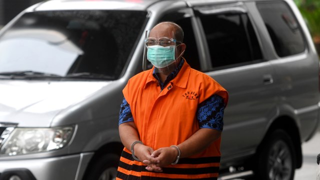 Tersangka, Bupati Kutai Timur nonaktif Ismunandar tiba di gedung KPK untuk menjalani pemeriksaan di Jakarta, Senin (26/10). Foto: Akbar Nugroho Gumay/ANTARA FOTO