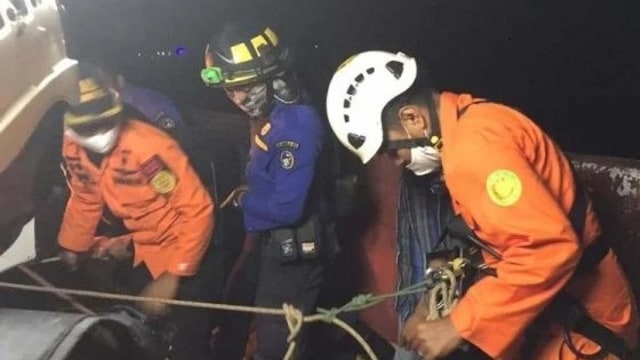 Tim Basarnas tengah melakukan evakuasi seorang warga yang jatuh beberapah hari lalu di flyover Kelok Sembilan Kabupaten Limapuluh Kota. Foto: Basarnas