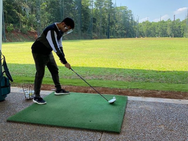 7 Potret Sporty Selebritis Saat Main Golf (81859)