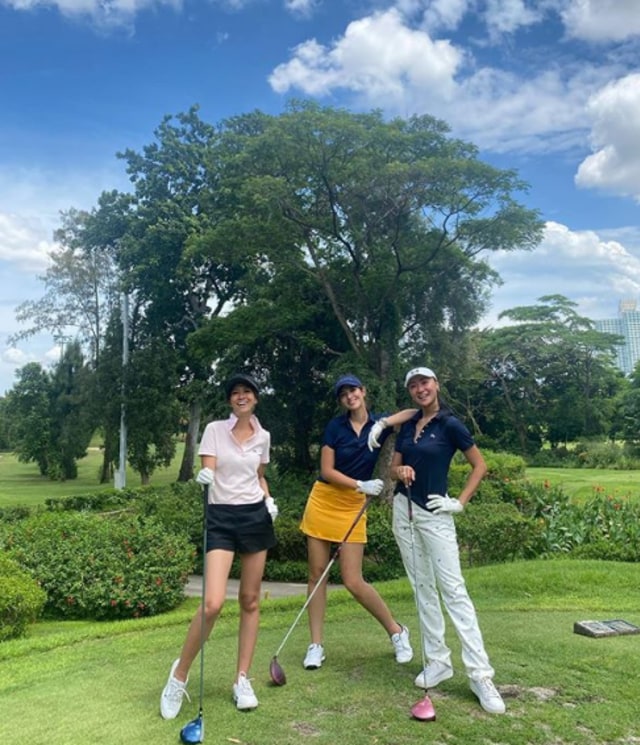 7 Potret Sporty Selebritis Saat Main Golf (81864)