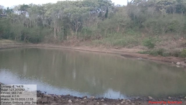 Air embung yang keruh dan kotor dipakai oleh warga Desa Ulupulu 1, Kabupaten Nagekeo. Foto: Arkadius Togo. 