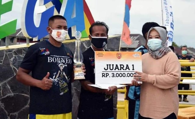 Bupati Kotawaringin Barat serahkan hadiah Juara 1 lomba dayung. Foto: Joko