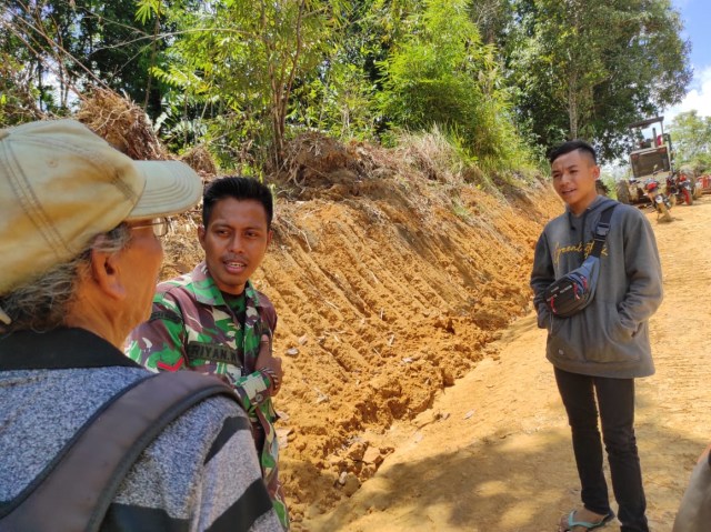 Jalan 11 kilometer yang dibangun melalui program TMMD Kodim Sintang membantu akses warga melalui jalur darat. Foto: Dok. Pendim Sintang