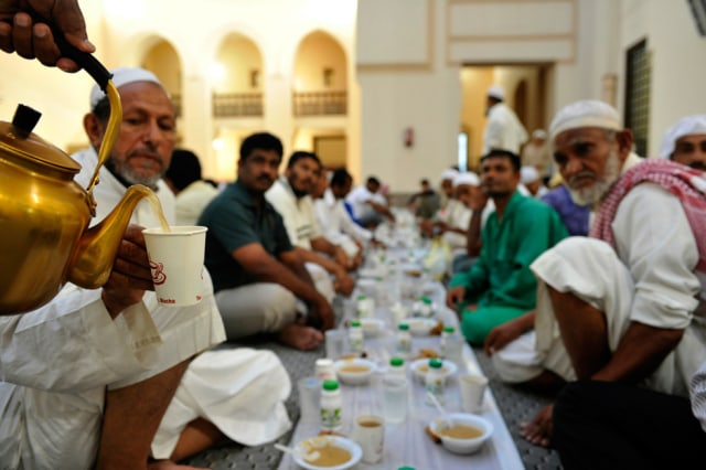 Sekumpulan muslimin sedang bersiap untuk berbuka puasa. Foto: Dok The Qarawiyyin Project