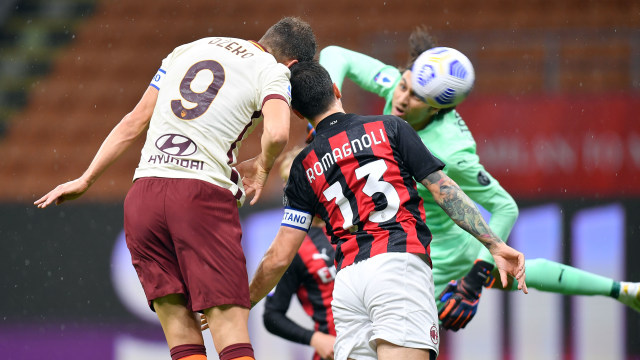 Detik-detik Pemain AS Roma Edin Dzeko mencetak gol saat melawan AC Milan di Sansiro, Milan, Italia, Senin (26/10). Foto: DANIELE MASCOLO/REUTERS