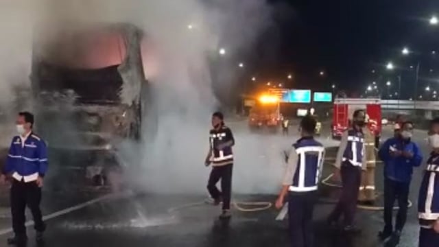 Korsleting Listrik, Bus Sinar Jaya Terbakar di Tol Jagorawi (171814)