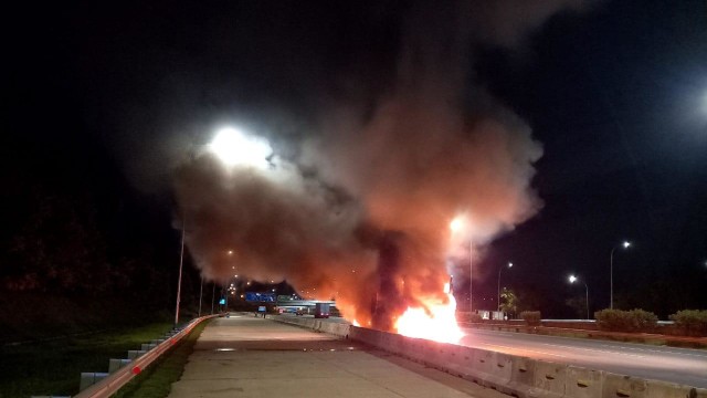 Korsleting Listrik, Bus Sinar Jaya Terbakar di Tol Jagorawi (171813)