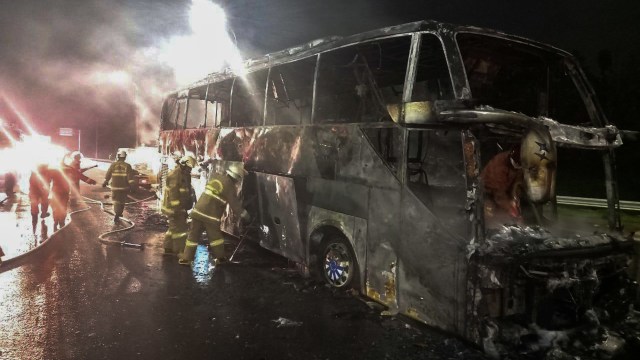  Bus Sinar Jaya terbakar di Tol Jagorawi. Foto:  Dok. PJR Tol Jagorawi