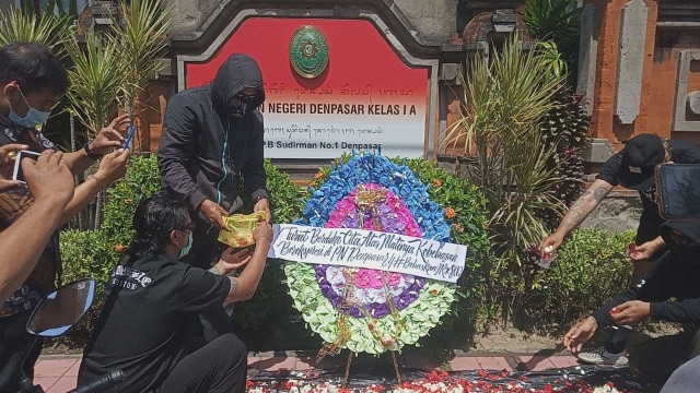 Karangan bunga dukacita sempat dipasang pendukung Jerinx di PN Denpasar - WIB