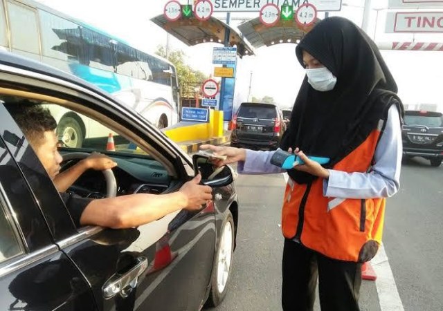 Jasamarga siapkan petugas mobile reader di gerbang tol utama. Foto: dok. Jasa Marga