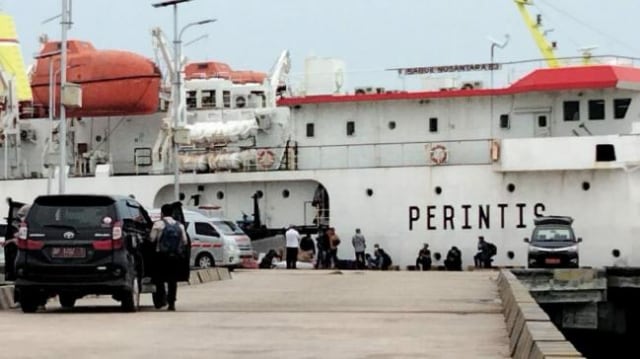 Evakuasi 22 Kru Kapal yang Positif Corona di KM Sabuk Nusantara 83 (9686)